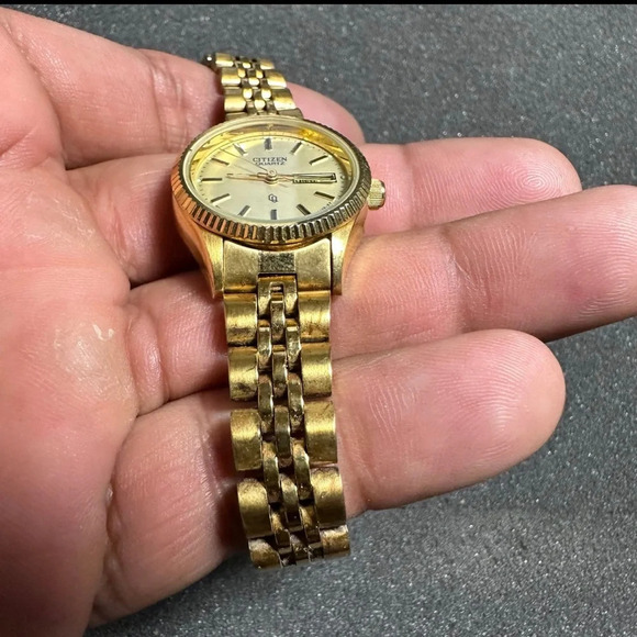 CITIZEN QUARTZ LADIES WATCH YP 6000 914376KT GN-4W-S DAY DATE PARTS OR REPAIR - Picture 2 of 8